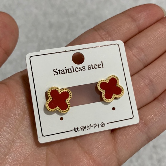 Red and Gold Clover Earrings - Picture 8 of 16